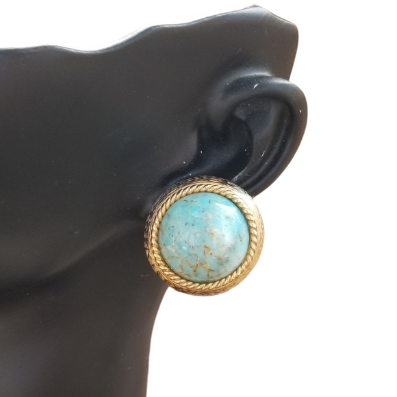 CAROL DAUPLAISE VINTAGE BLUE GEMSTONE CABACHON & GOLDTONE CLIP ON EARRINGS - Picture 1 of 6